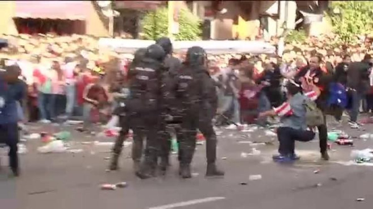 La tensión entre los seguidores obligó a la Policía a cargar contra los hinchas más violentos.-