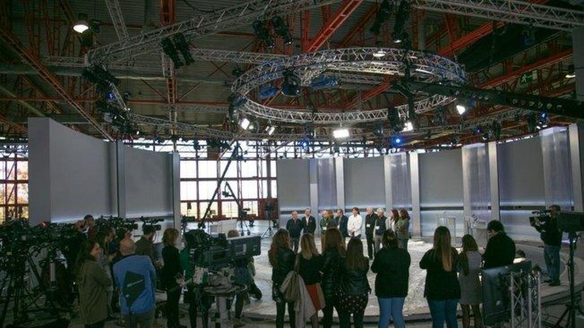 El plató del debate electoral a cinco del 4 de noviembre.-@ACADEMIA_TV (TWITTER)