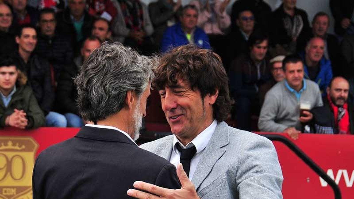 Salinas y Alfaro se saludan en los prolegómenos del choque-Jose Esteban Egurrola