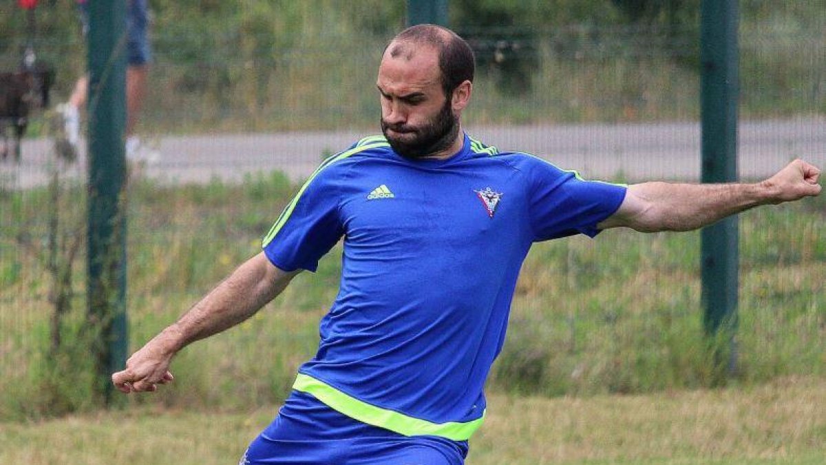 Paris Adot golpea un balón en un entrenamiento.-CDMIRANDÉS.COM