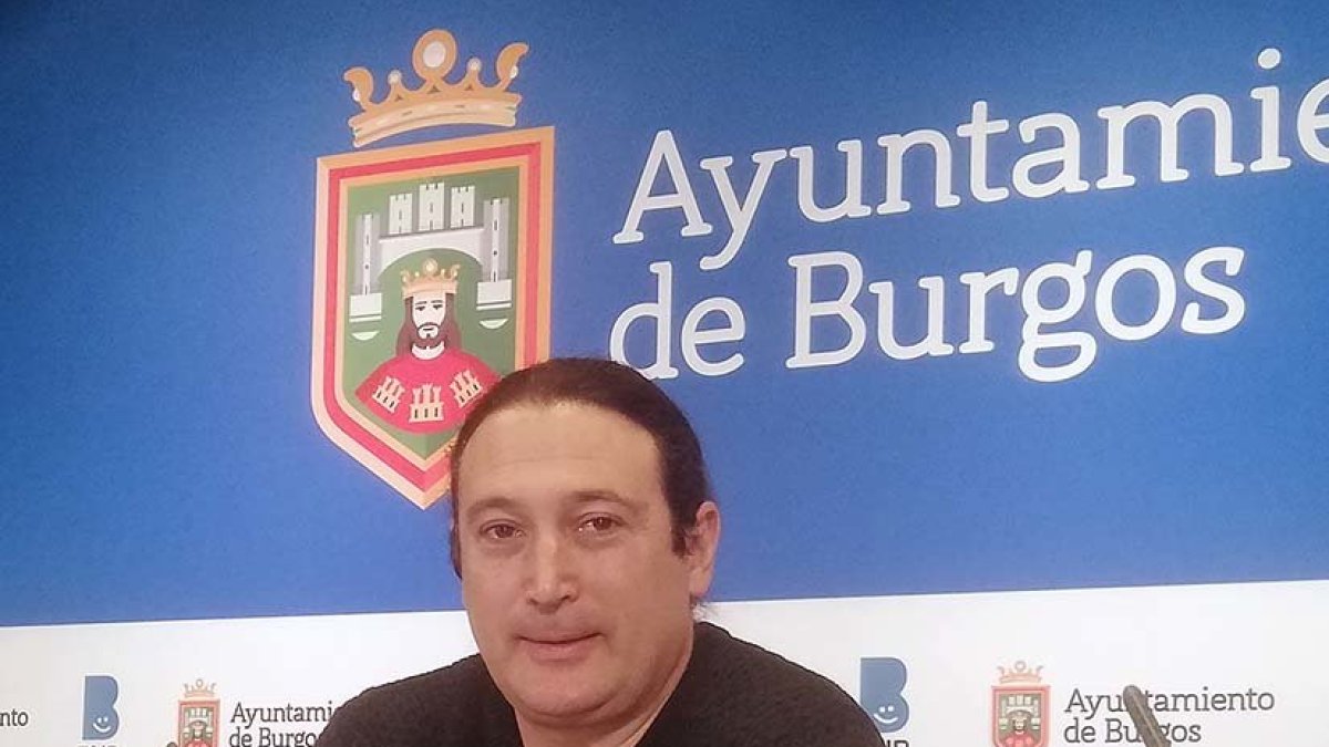 Israel Hernando, concejal de Podemos en el Ayuntamiento de Burgos. / D.S.M.