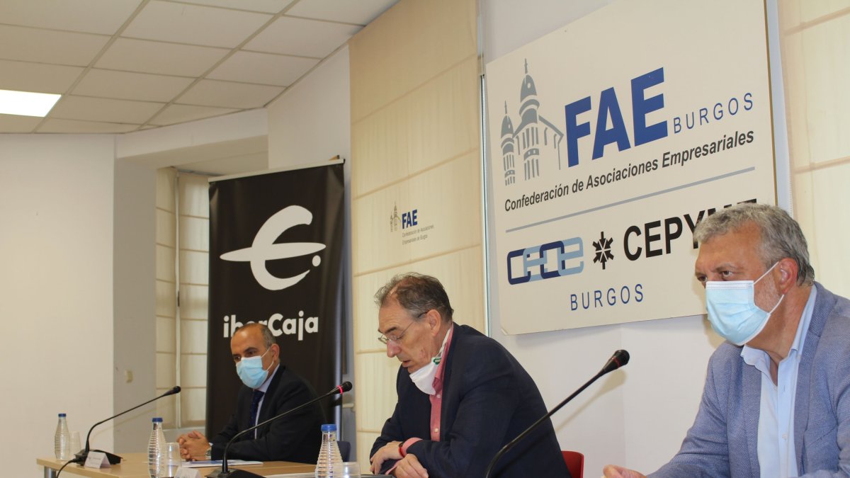Un momento de la firma del convenio entre Fundación Lesmes, FAE e Ibercaja. ECB