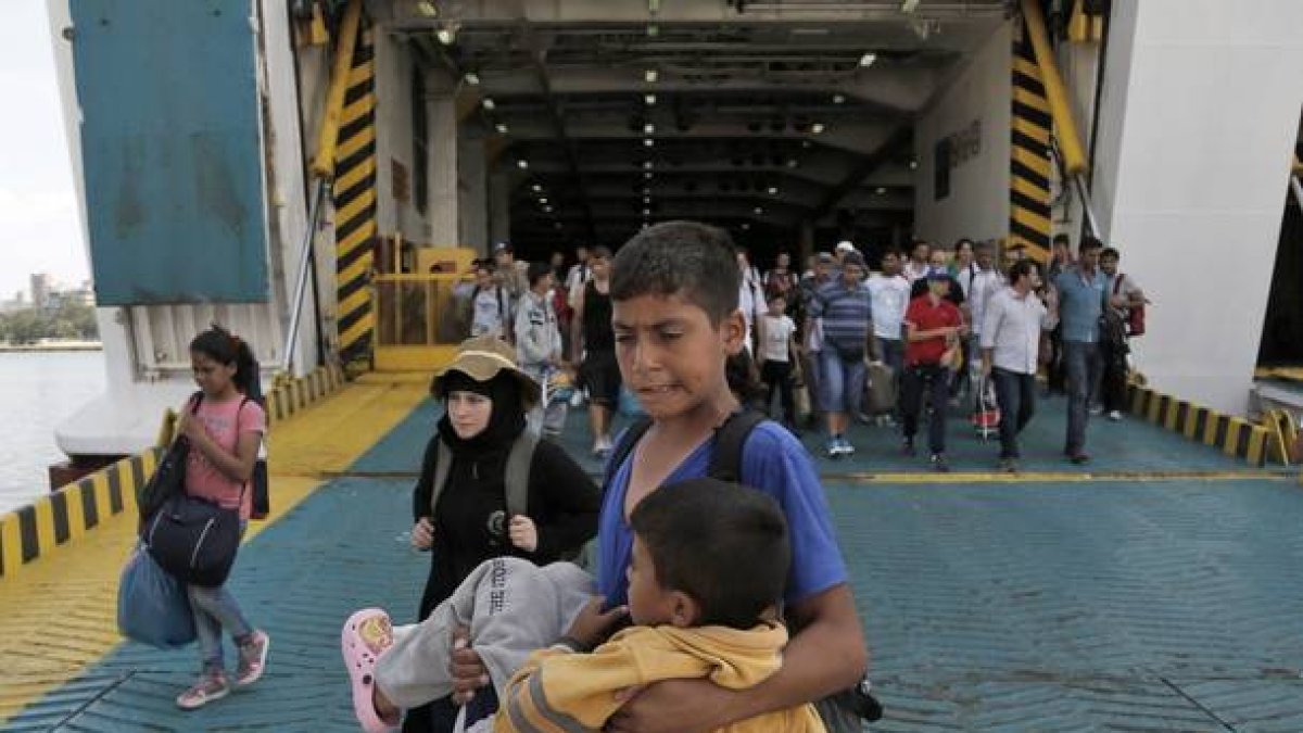 Varios refugiados sirios desembarcan en el puerto del Pireo en Grecia, este miércoles 9 de septiembre del 2015.-Foto: EFE / YANNIS KOLESIDIS