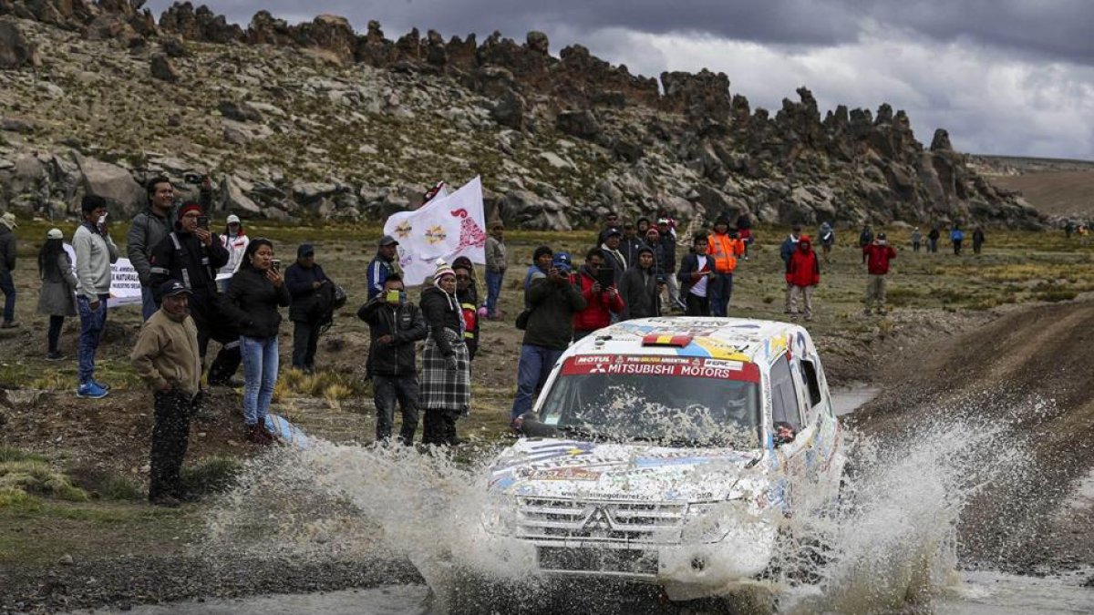 El coche de Cristina Gutiérrez se interna en un tramo de barro y agua-@cris_tortu