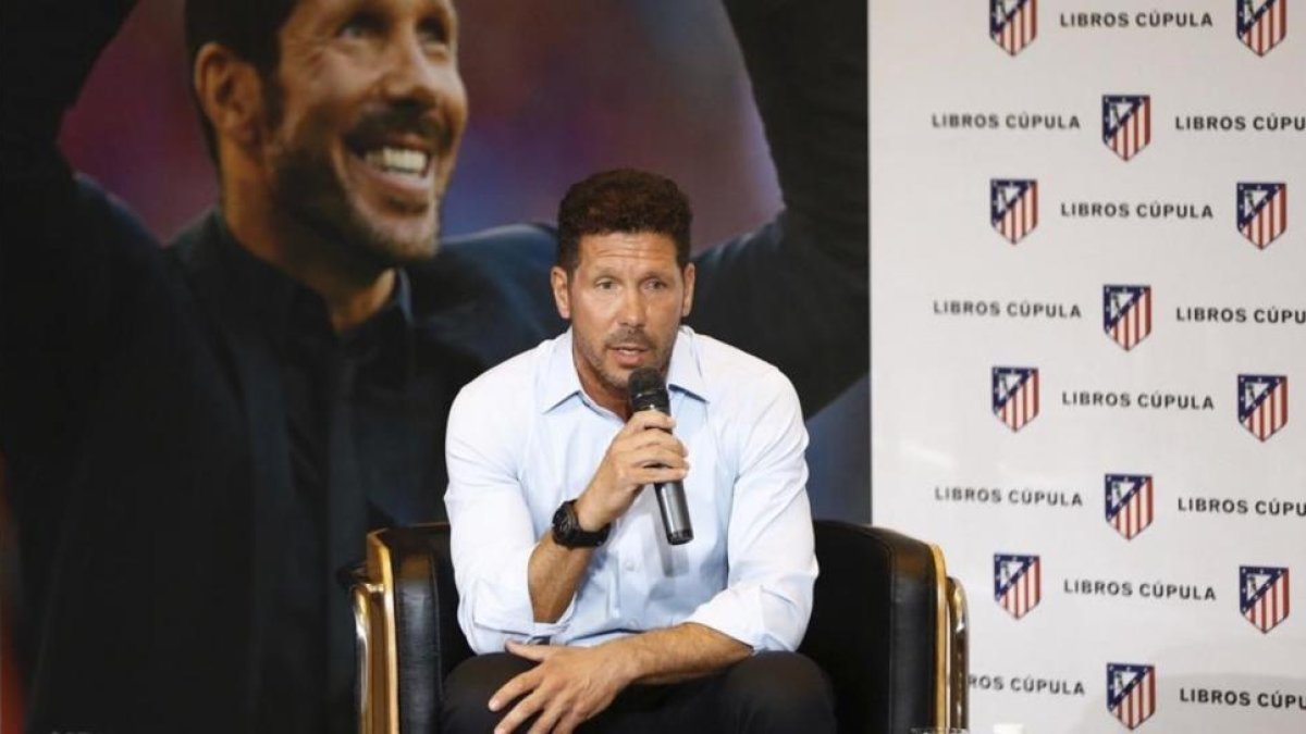 Simeone, durante la presentación de su libro este miércoles en el Vicente Calderón.-EFE / J. P. GANDUL