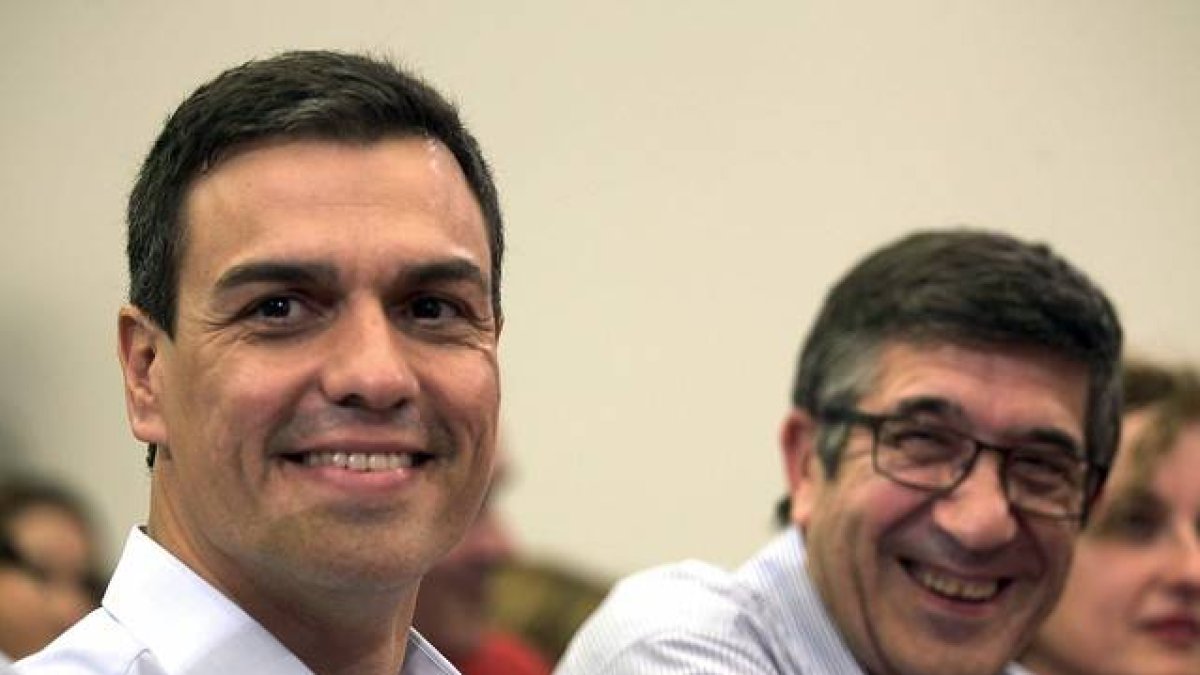 El líder del PSOE, Pedro Sánchez, (izquierda), junto a Patxi López, este jueves en Bilbao.-Foto: EFE/ LUIS TEJIDO