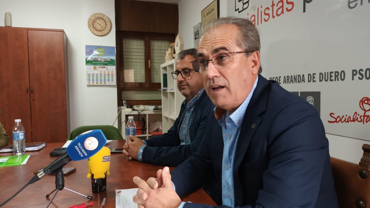 Imagen del procurador, Luis Briones, durante la rueda de prensa ofrecida hoy en Aranda de Duero