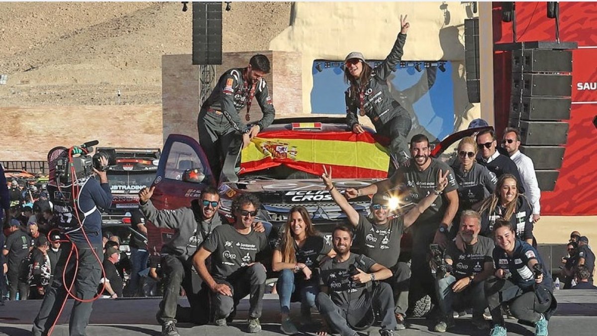 Cristina Gutiérrez celebra con su equipo el final Rally Dakar 2020. TWITTER
