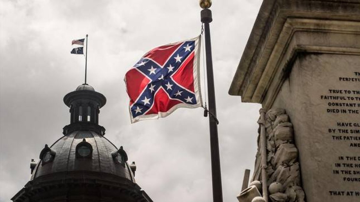 La bandera confederada ondea junto al Capitolio de Carolina de Sur, en Columbia, este miércoles.-Foto:   AFP / SEAN RAYFORD