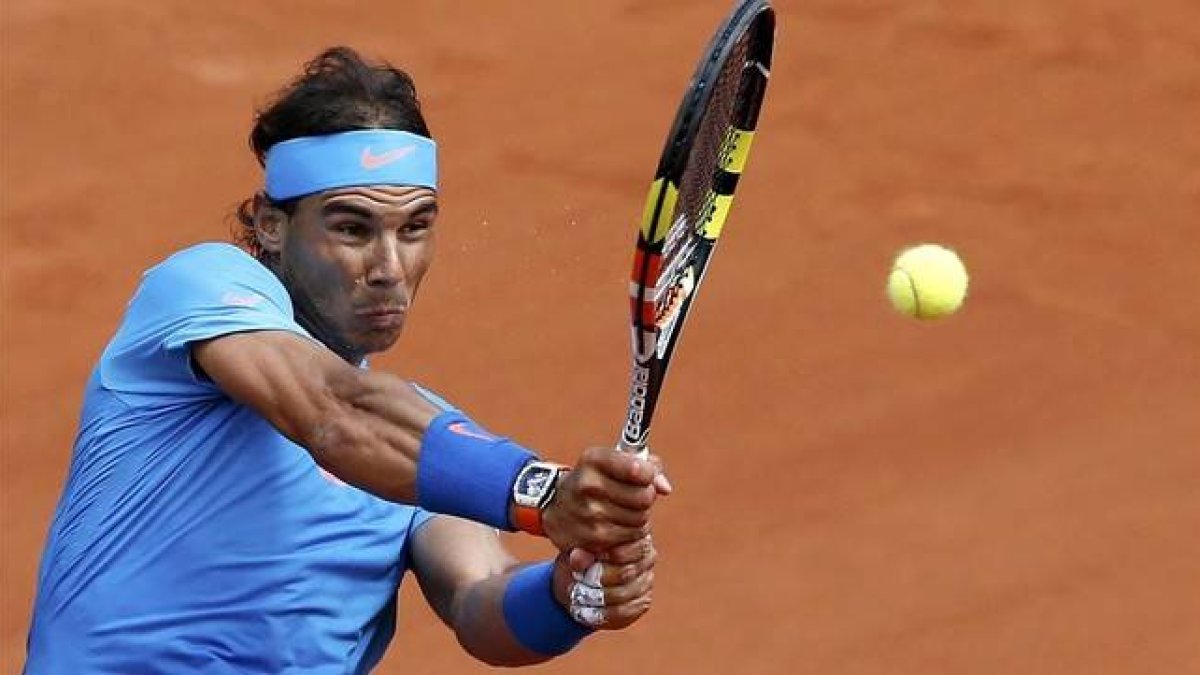 Rafael Nadal, en acción, en su debut en Roland Garros.-Foto: REUTERS / PASCAL ROSSIGNOL