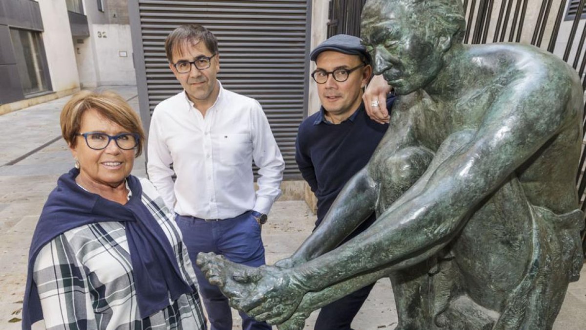 Mariví Martín, Jesús Aguirre y Pedro Javier García, junto a la escultura del peregrino, dentro del albergue de Burgos.-SANTI OTERO