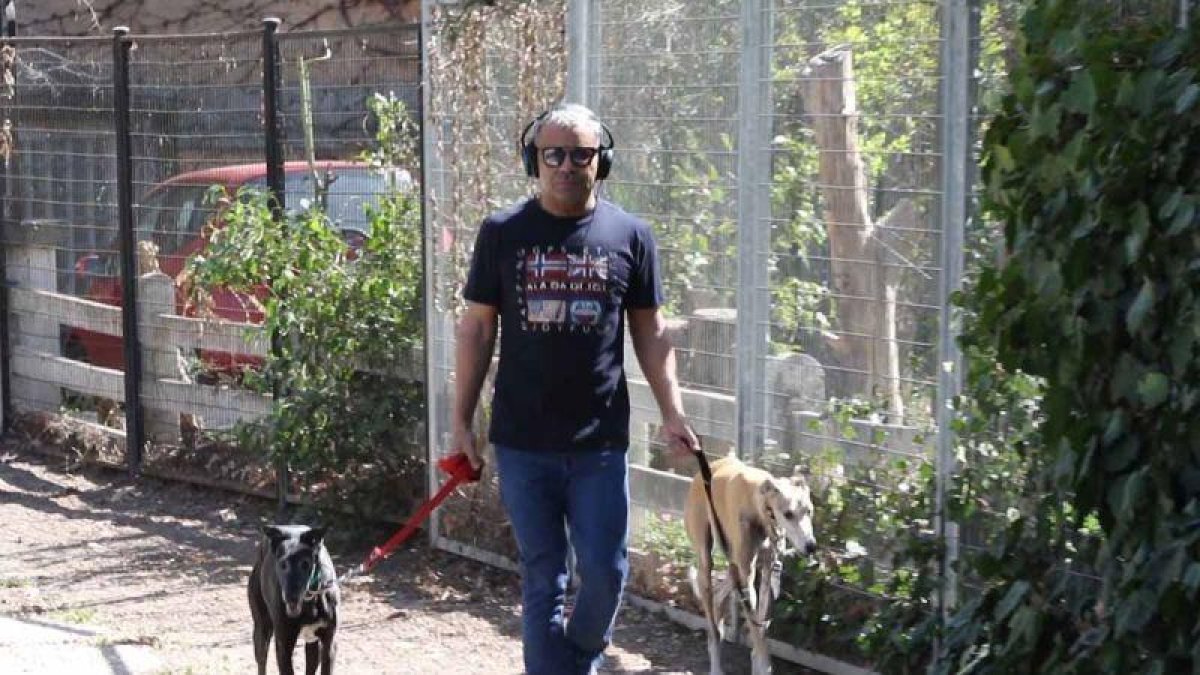 Jorge Javier saca a pasear a sus perros tras sufrir el ictus.-EUROPA PRESS