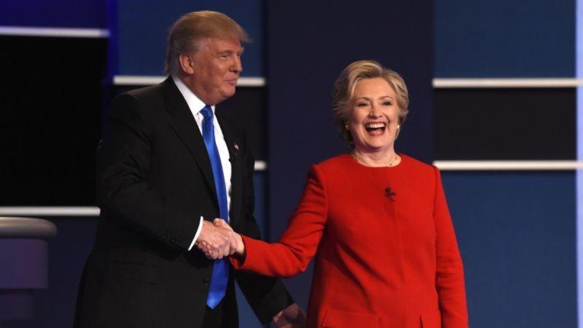 Trump y Clinton se saludan al final del primer debate de candidatos en Nueva York.-AFP / TIMOTHY A. CLARY