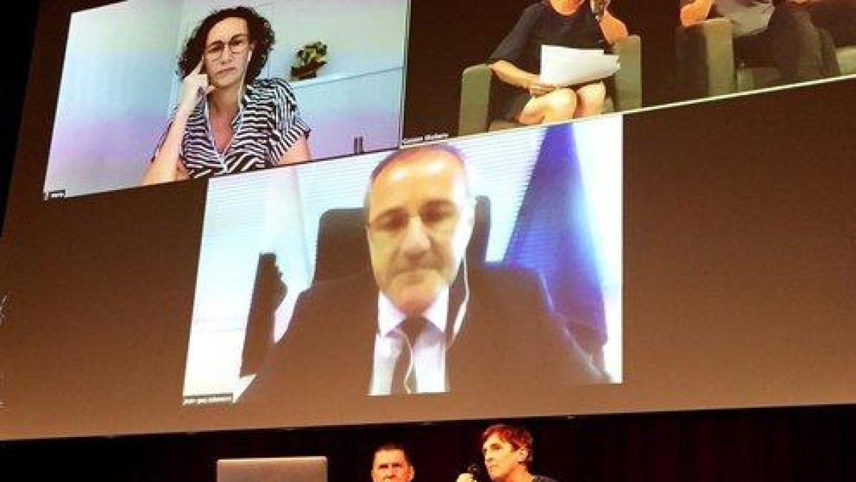 Coloquio sobre las naciones sin Estado en el FICOBA de Irún, una de las sedes de la contracumbre del G7. En el escenario, el líder de Bildu, Arnaldo Otegi. En plasma, la dirigente de ERC Marta Rovira.-M.F.P.