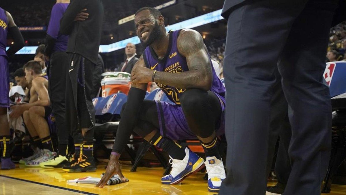 LeBron James, de los Lakers, se muestra dolorido en el banquillo del equipo de Los Ángeles-TONY AVELAR