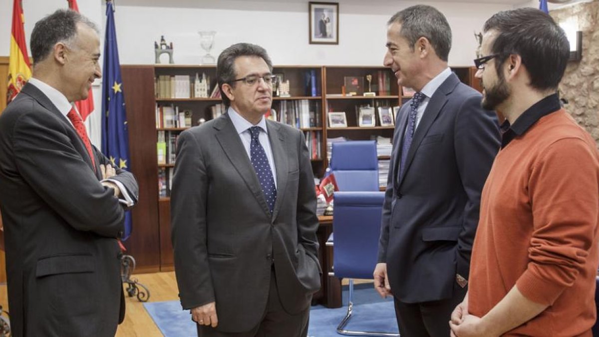 Álvaro Retortillo, Alfonso Murillo y José Manuel Bilbao, conversan antes de firmar el convenio.-SANTI OTERO