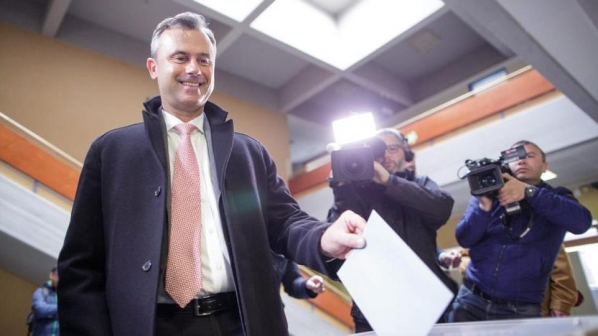 Norbert Hofer deposita su voto en un centro electoral en Pinkafeld (Austria), este domingo.-EFE / LISI NIESNER