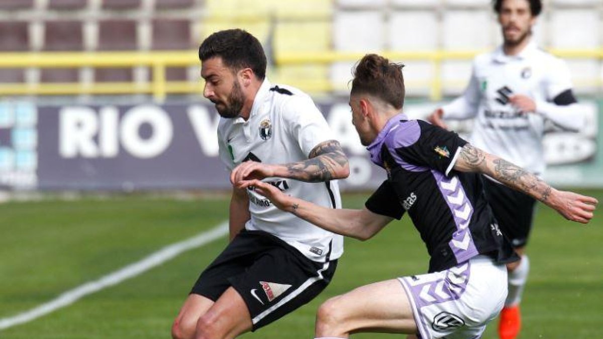 Adrián controla un balón contra el Real Valladolid B.-SANTI OTERO
