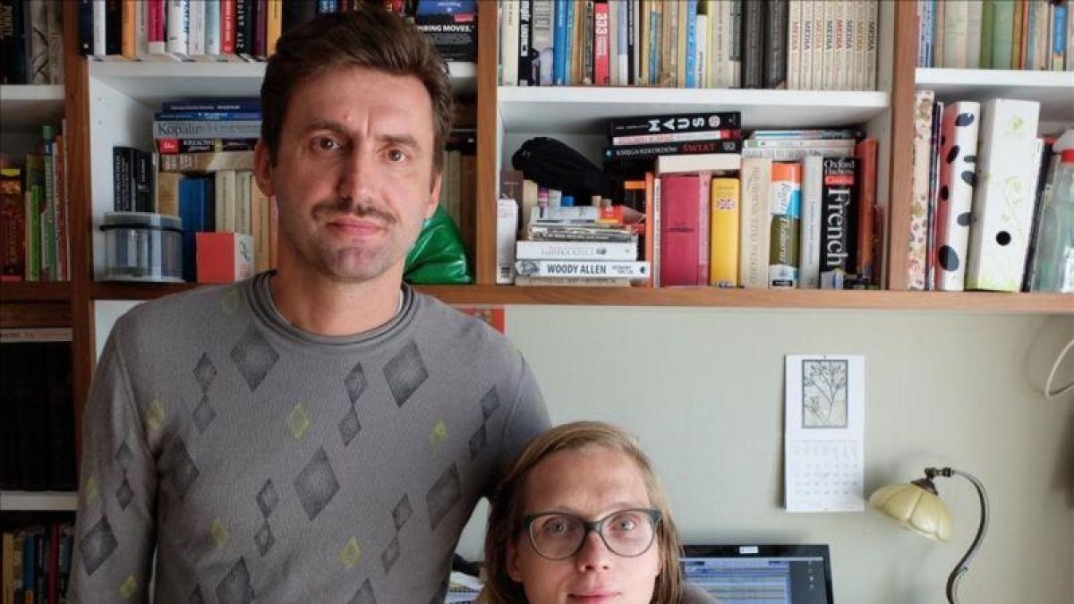 La pareja de periodistas Kamil Dabrowa y Urszula Prussak en su casa de Varsovia.-KIM AMOR