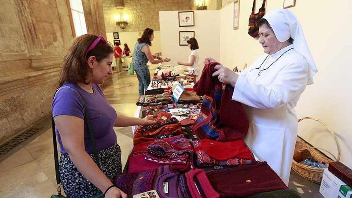 Sor Alexandra Zeballos atiende a una clienta en el rastrillo.-RAÚL G. OCHOA
