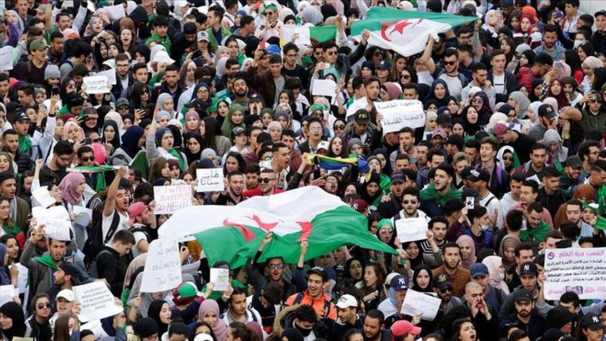 Los estudiantes participan en una protesta para denunciar una oferta del presidente Abdelaziz Bouteflika, en Argelia.-RAMZI BOUDINA / REUTERS