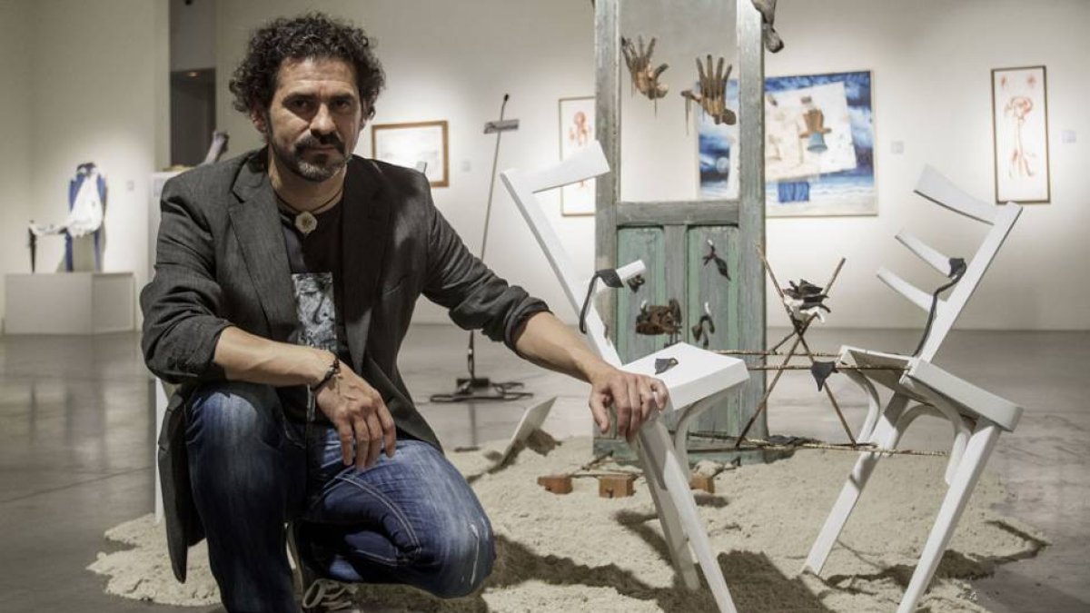 Javier Martiartu inmerso en su ‘mundo de sueños’, instalado temporalmente en el Consulado del Mar.-SANTI OTERO