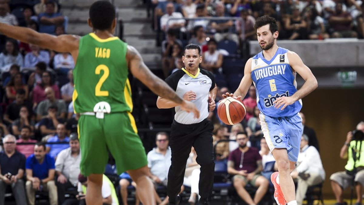 Fitipaldo sube el balón en su partido contra Brasil del pasado lunes. FIBA