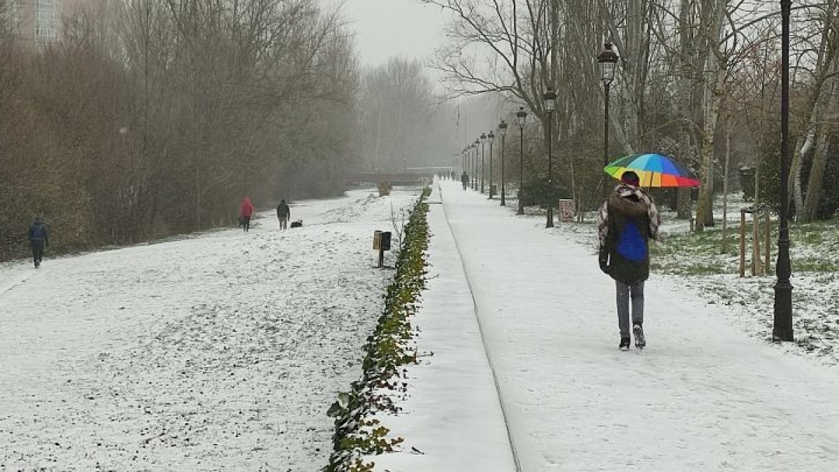 Una persona en un camino nevado junto al río Arlanzón en Burgos. L. G. L.