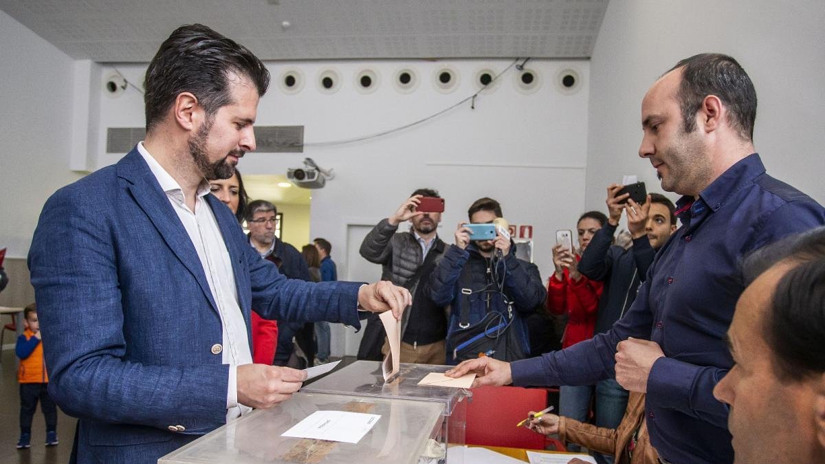 Luis Tudanca, en el momento de votar en su colegio electoral.-SANTI OTERO