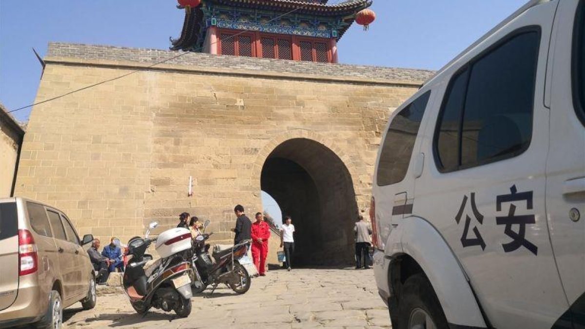 Un coche de policía en el lugar donde se produjo el ataque.-EFE / YU JIAN