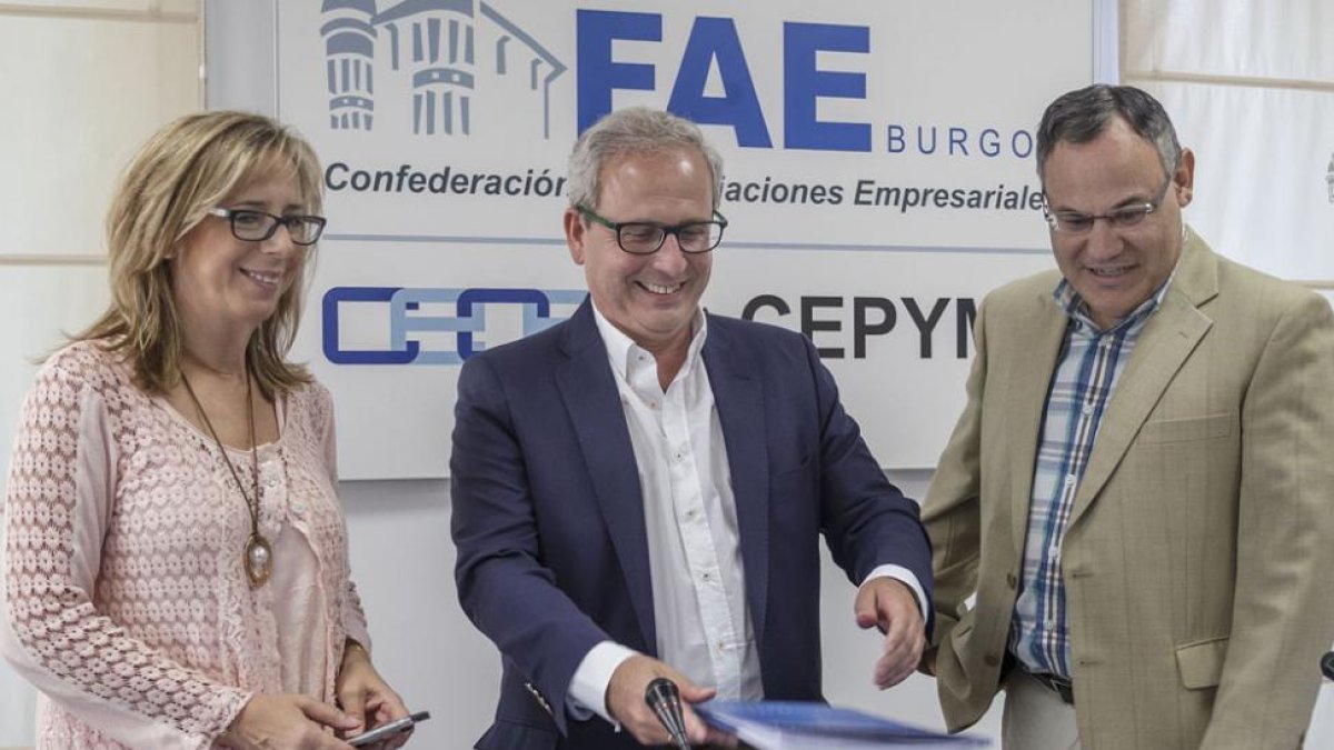 Emiliana Molero, Ignacio San Millán e Íñigo Llarena presentaron el índice de confianza empresarial de FAE.-SANTI OTERO