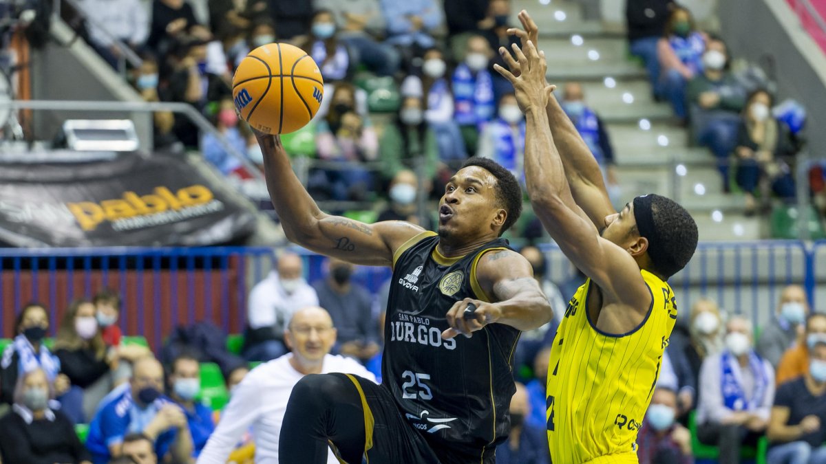 McGee fuerza la penetración a canasta ante la defensa de Pressey. SANTI OTERO