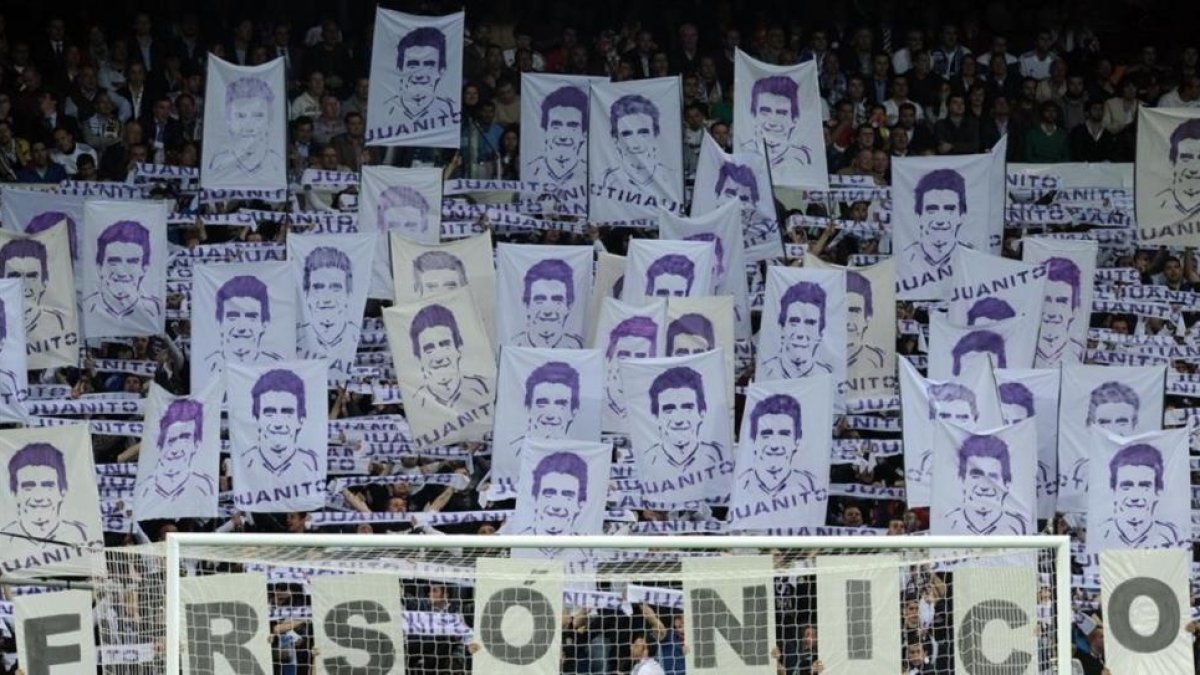 Aficionados del Real Madrid sostienen pancartas apelando al 'Espíritu Juanito'.-AFP / CHRISTOF STACHE