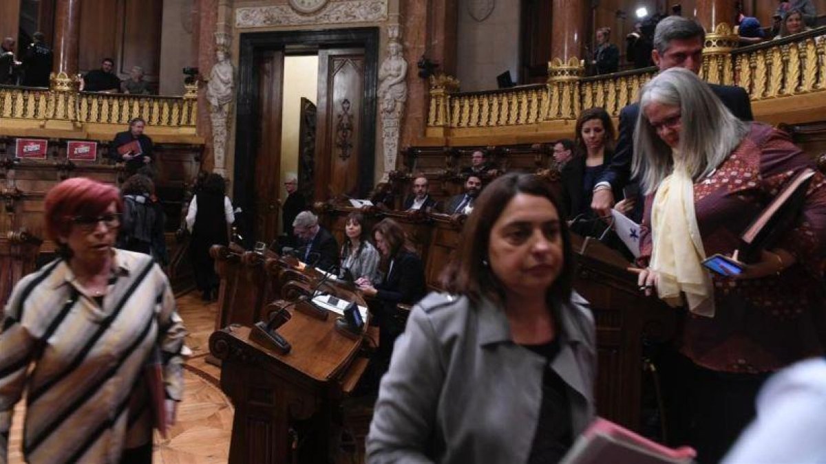 Concejales de varios partidos abandonan la sala de plenos por considerar que la reunión debía aplazarse.-JORDI COTRINA