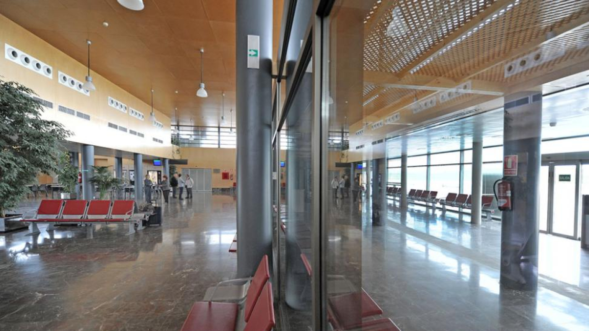 Interior de la terminal del aeropuerto de Burgos.-ISRAEL L. MURILLO