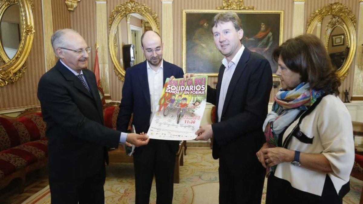 Manuel Fuentes y Javier Lacalle presentando el Día de la Bici.-RAÚL G. OCHOA