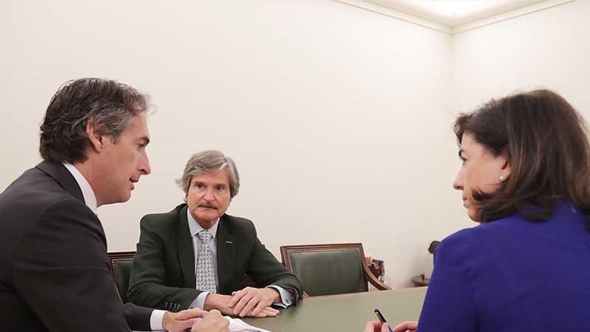 Un momento de la reunión mantenida ayer entre el ministro (a la izq.) y los dos políticos burgaleses.-