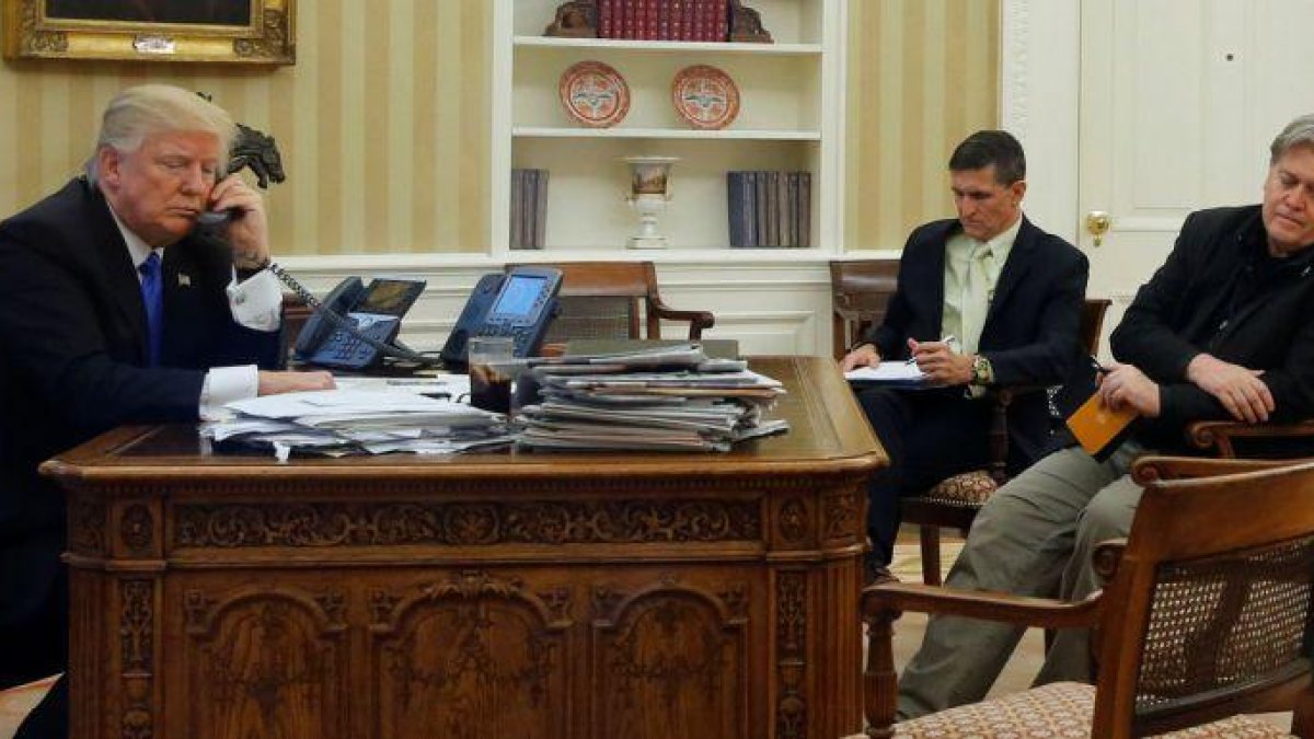 Bannon, a la derecha, en el despacho oval.-JONATHAN ERNST / REUTERS