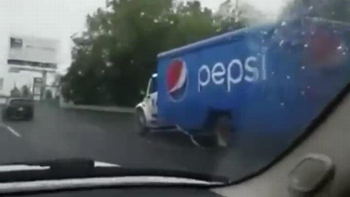 Un coche conducido por un niño de 10 años a 100 km por hora en Monterrey.-YOUTUBE