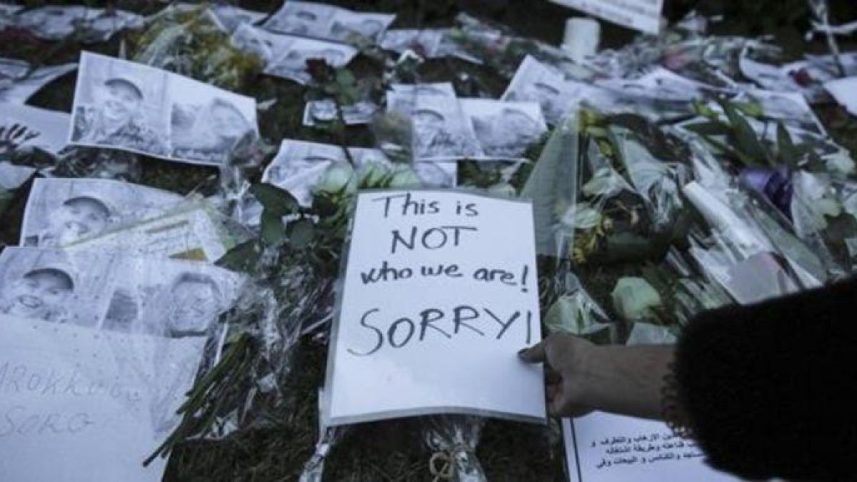 Marroquís colocan flores y mensajes de solidaridad frente a las embajadas de Noruega y Dinamarca en Rabat tras el asesinato de dos turistas escandinavas.-MOSA AB ELSHAMY