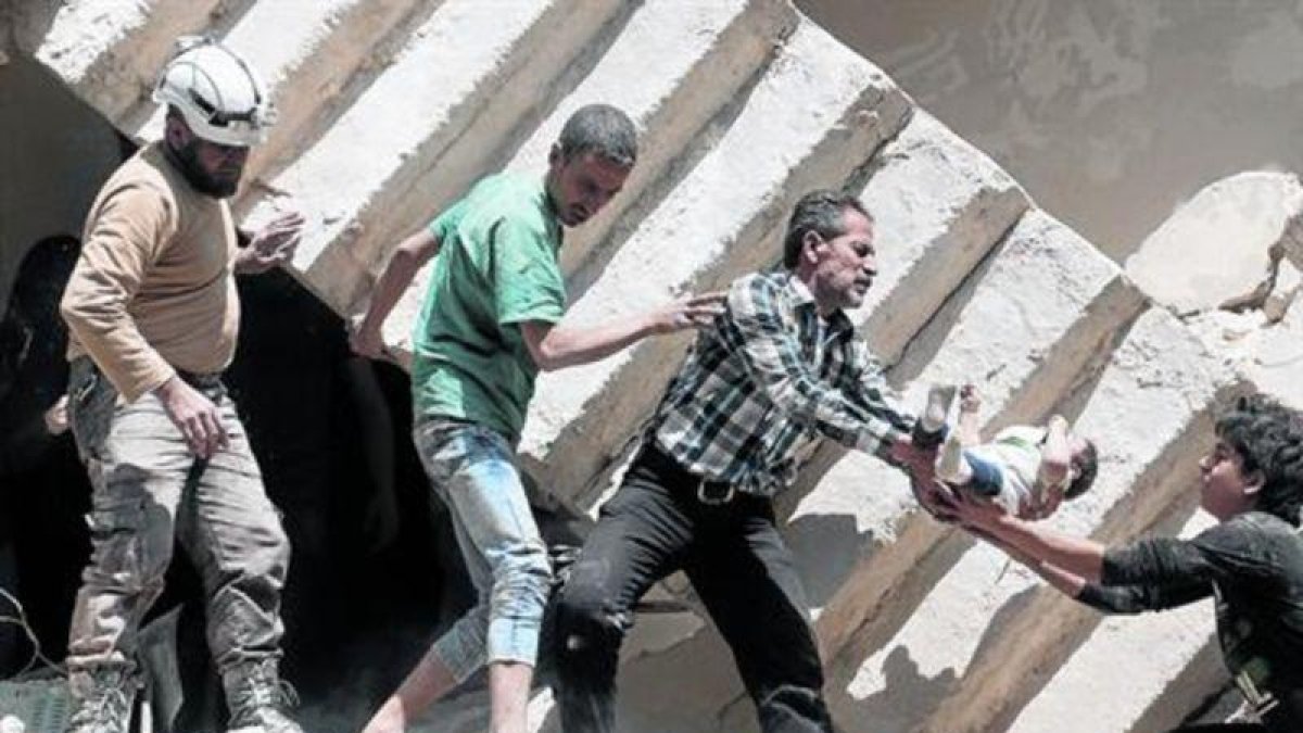 Rescate de un niño entre los escombros en Alepo, en abril.-ARCHIVO / AFP