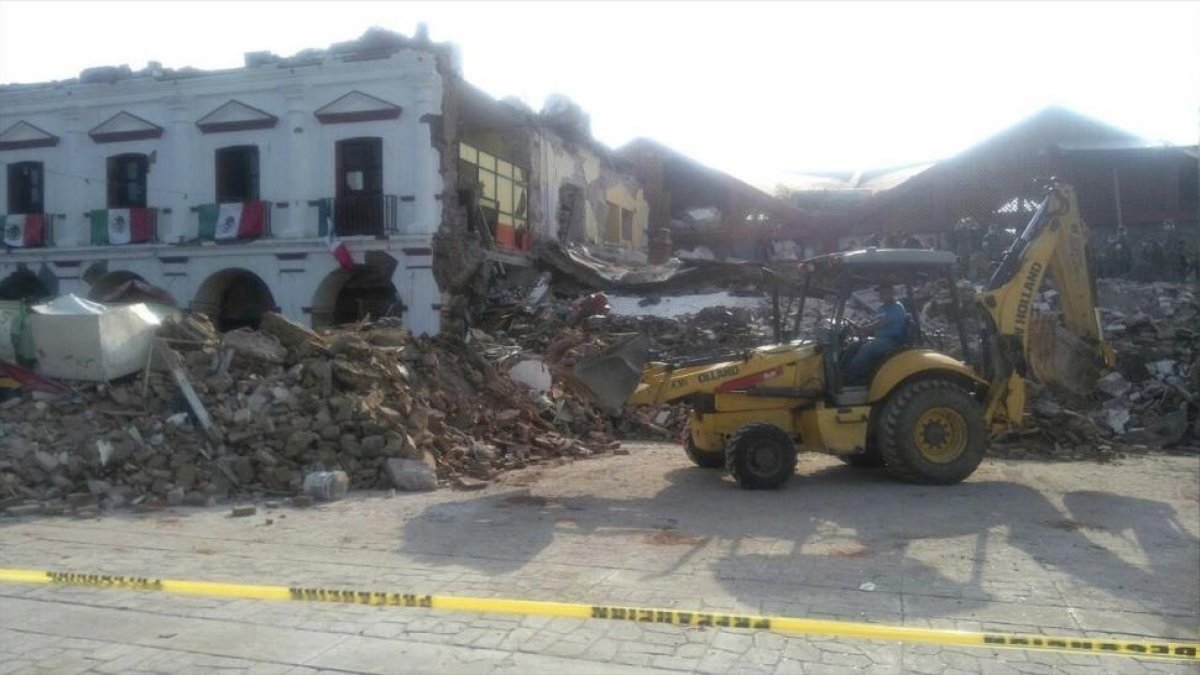 Daños materiales en el Ayuntamiento de Juchitán, tras el seísmo que sacudió anoche México, el 8 de septiembre-EFE / PEDRO RASGADO