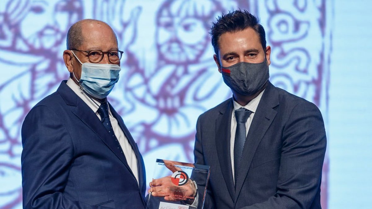 El gerente de Casa Ojeda, Luis Carcedo, recibe el Premio a Mejor Restaurante de Castilla y León de manos del alcalde de Burgos, Daniel de la Rosa. SANTI OTERO