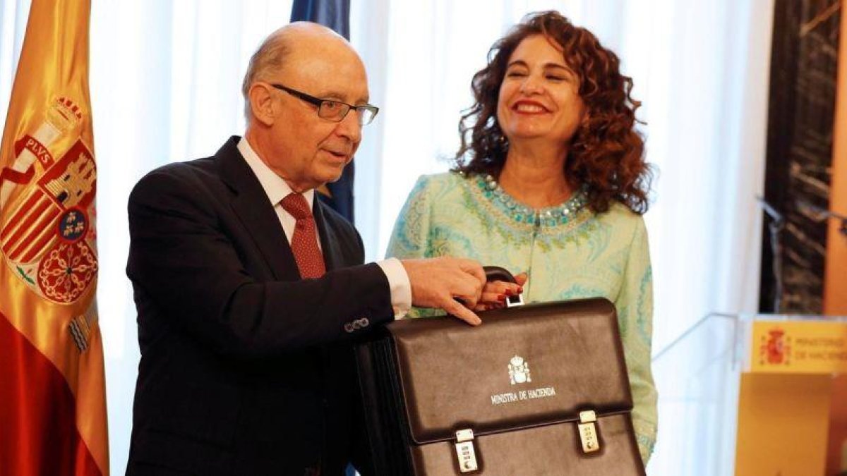 El exministro de Hacienda, Cristóbal Montoro, hace el traspaso de poderes a María Jesús Montero.-PAUL HANNA