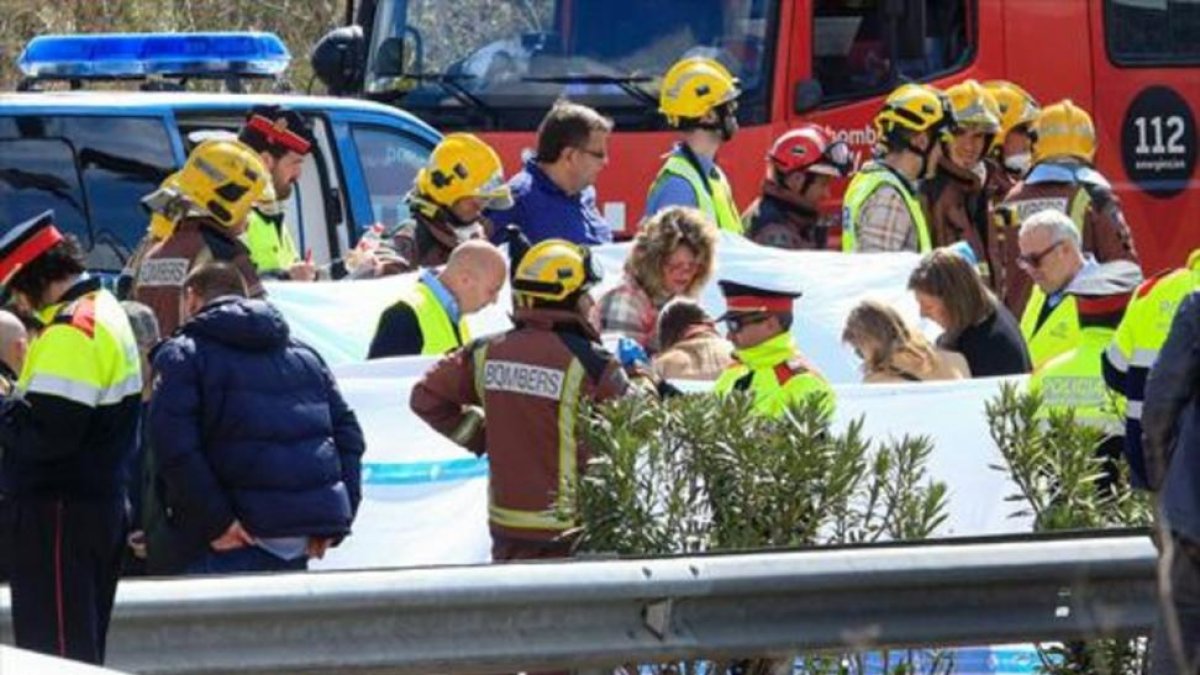 Personal de emergencia, en la zona del accidente.-AFP