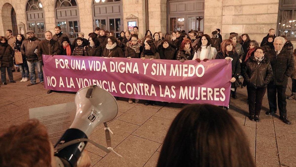 Imagen de una concentración contra la violencia contra las mujeres.-ISRAEL L. MURILLO