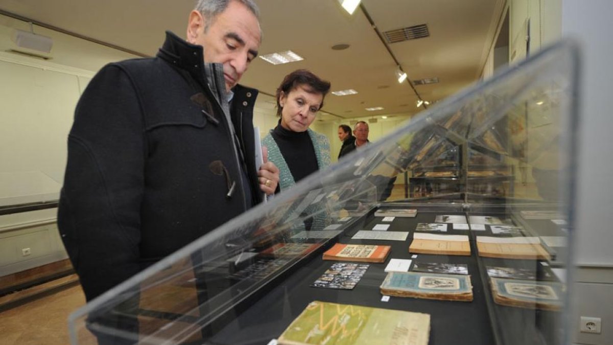 Dos visitantes observan algunos de los ejemplares que se exhiben en la exposición, entre ellos, la inédita biografía de Larra.-Israel L. Murillo