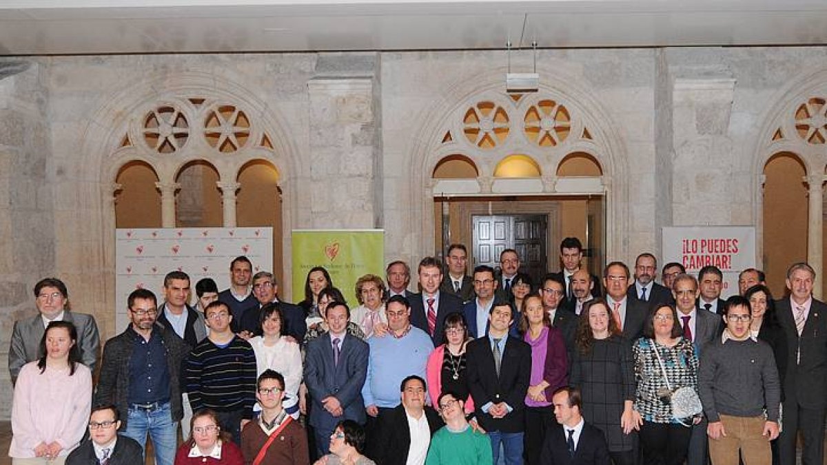 Foto de familia de los participantes de la gala.-ISRAEL L. MURILLO