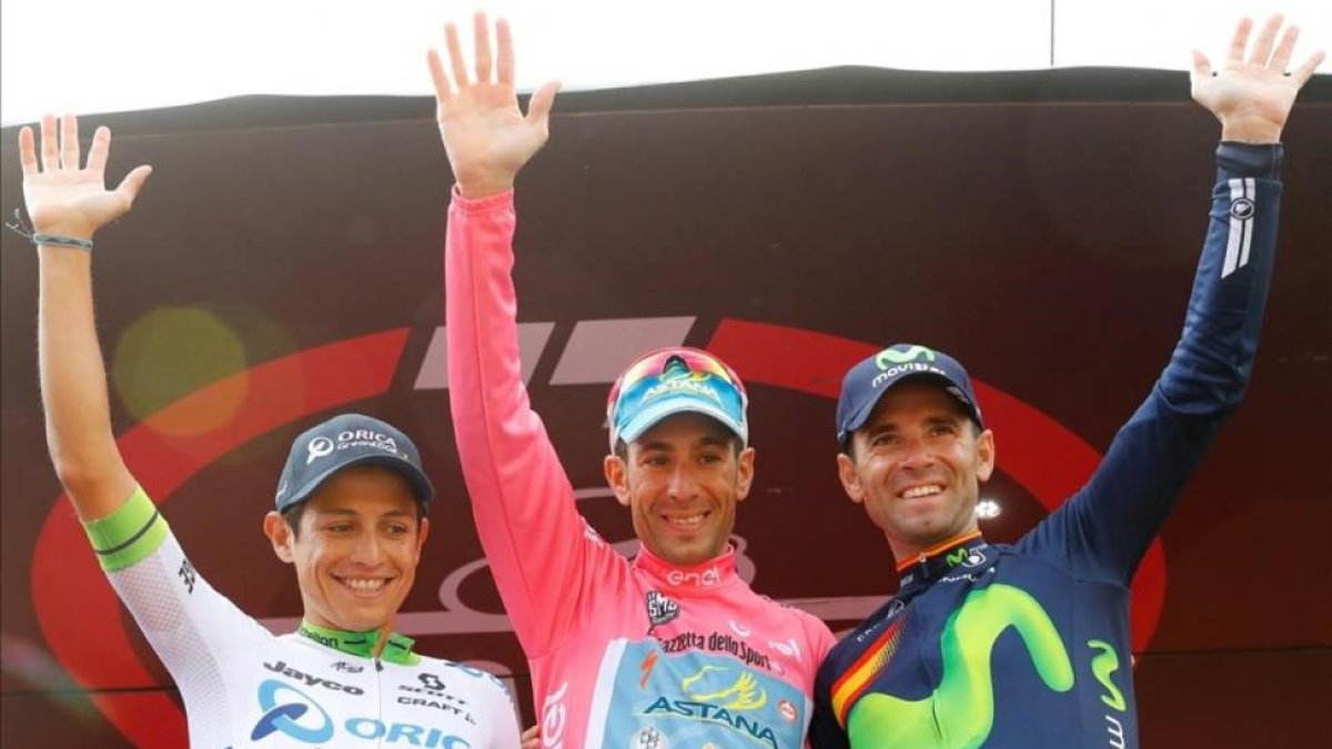 Alejandro Valverde, a la derecha, junto a Vincenzo Nibali, de rosa, y Esteban Chaves, en el podio final del Giro, en Turín.-AFP / LUK BENIES