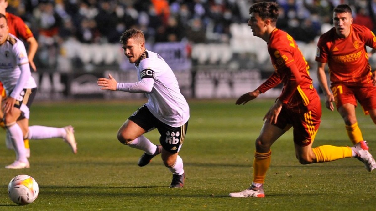 Juanma persigue un balón. TOMÁS ALONSO